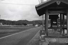 祠の横で…また雨降ってきた。