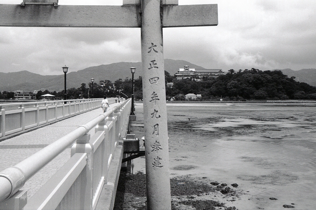 大正四年九月奉建の石灯篭