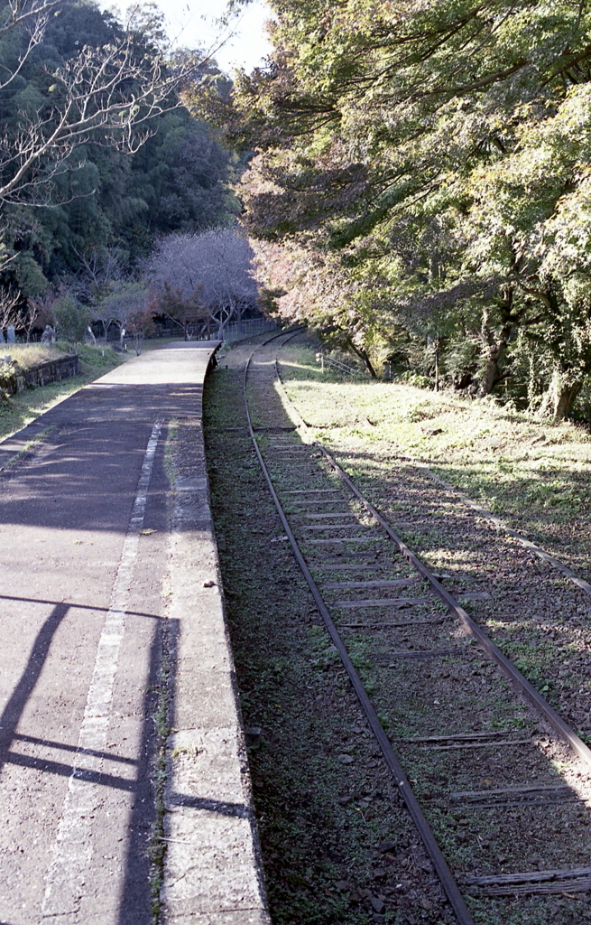 ゆるやかなカーブするプラットホーム～３５ｍｍカラーバージョン