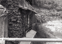 城嶺橋のたもと