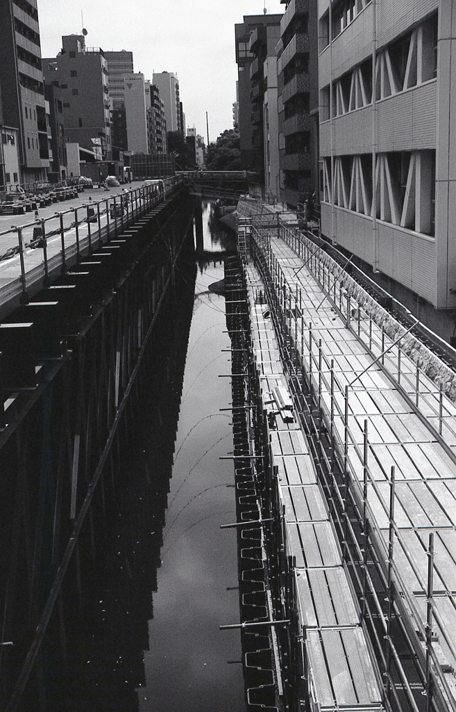 川幅狭いビル街の堀川