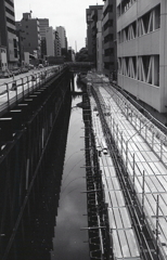 川幅狭いビル街の堀川