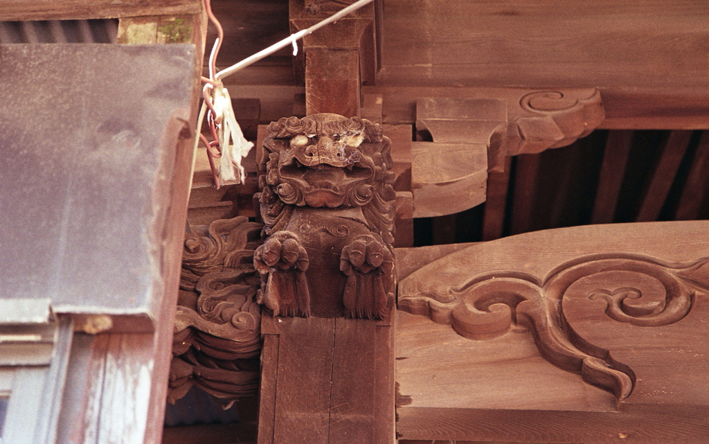 蜘蛛の巣の張る柱の狛犬