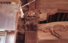 蜘蛛の巣の張る柱の狛犬