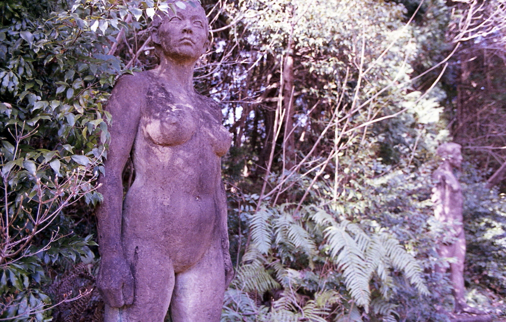 小山に埋もれた作品群
