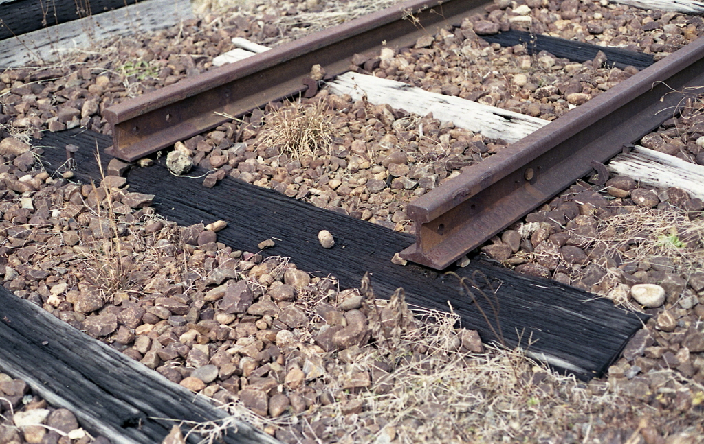 砂利山の向こうにつづく廃線の鉄路