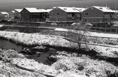 雪つもる街を