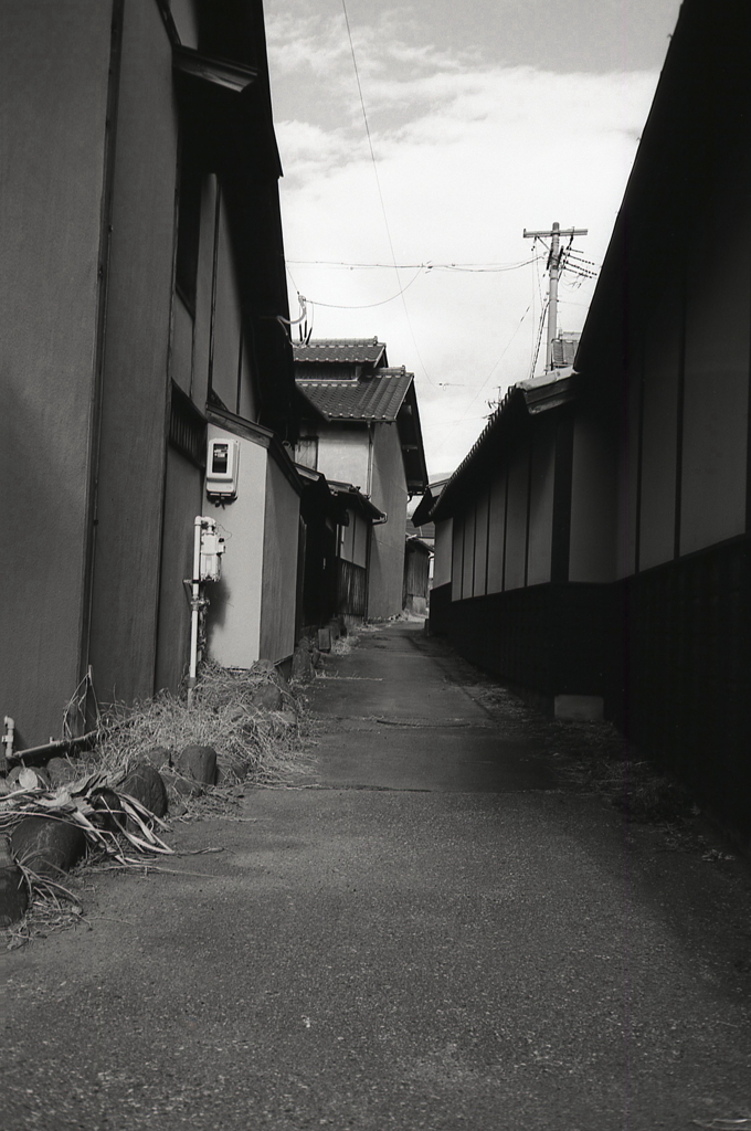 曲がりくねる横路地