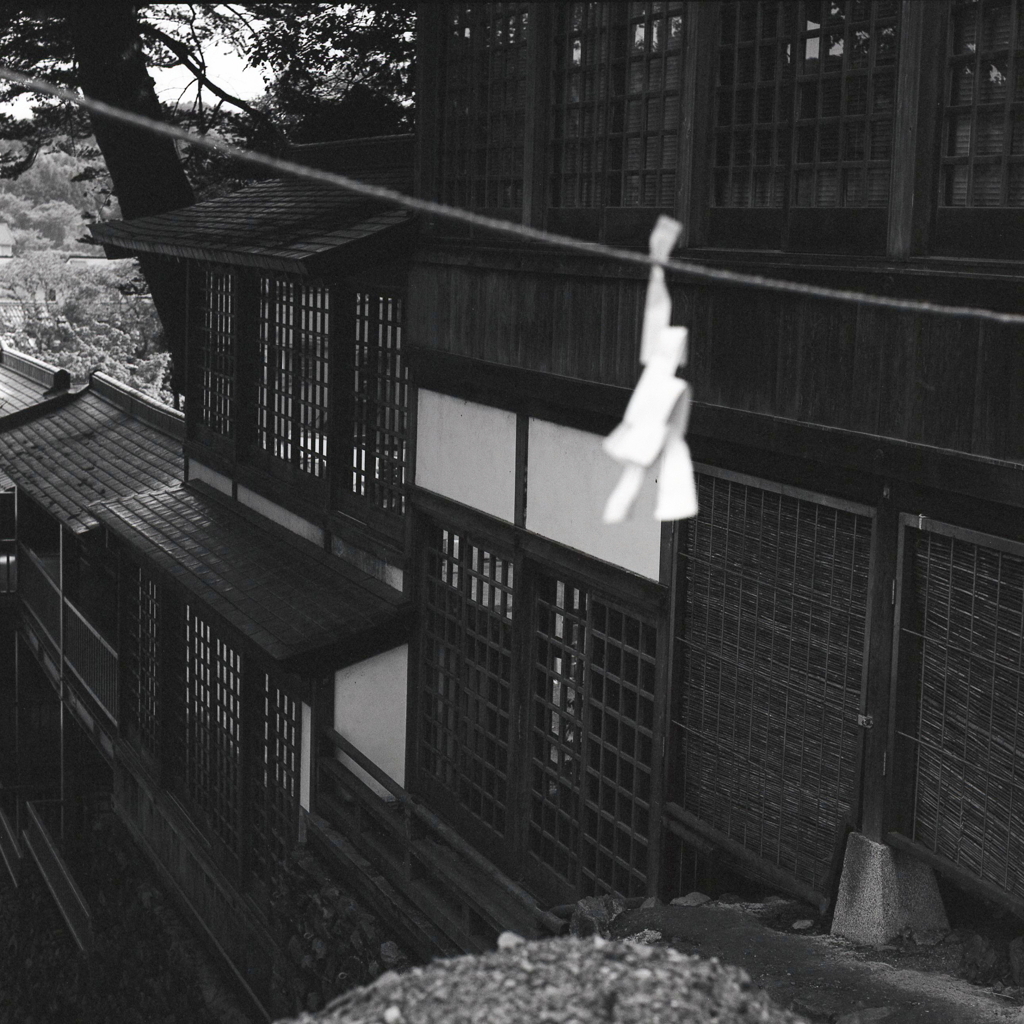 板ガラスの建物を見下ろす風景