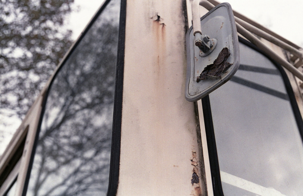 フロントガラスに木々が…そして錆びついたミラー