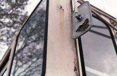 フロントガラスに木々が…そして錆びついたミラー