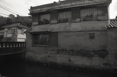 水路沿いの建物