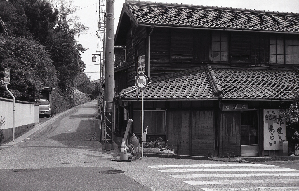 坂を下ると古い建物が…