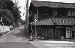 坂を下ると古い建物が…