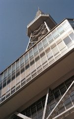 見上げるテレビ塔