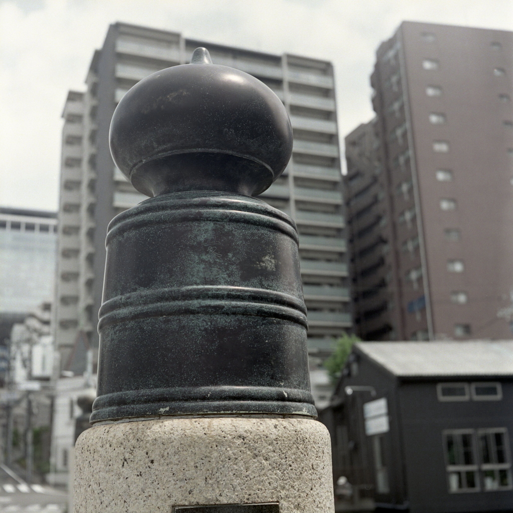 ビルの廻間の五条橋