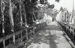 幟の並ぶ渡り橋
