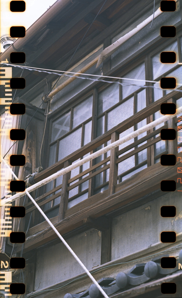 横路地の硝子窓