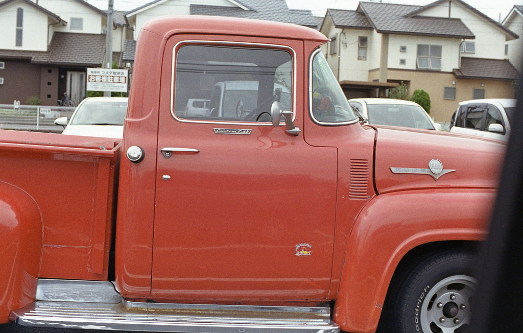 隣の赤い外車はなんじゃらほい！