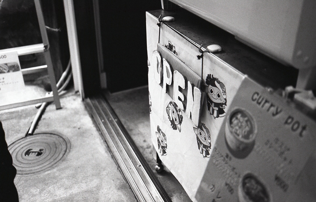 厚紙で「OPEN」看板