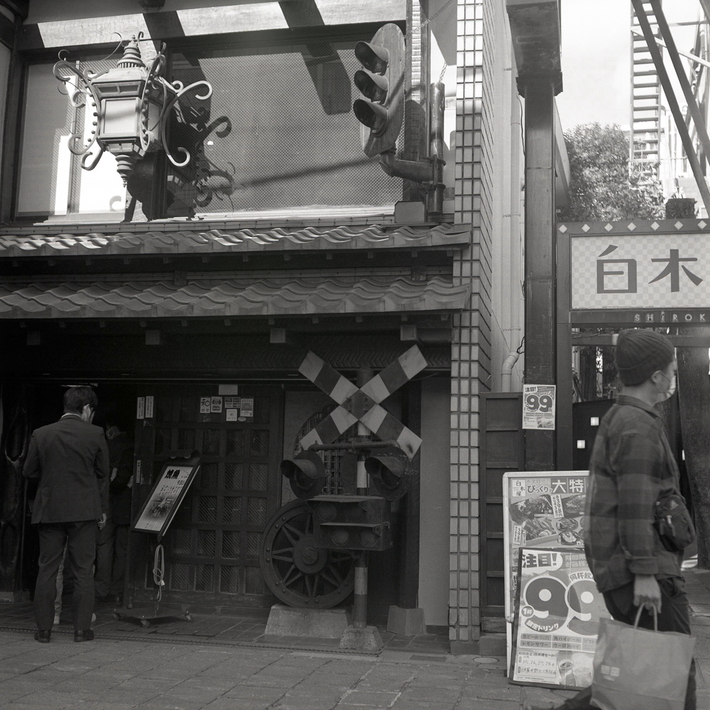踏切の店頭　～東京モノクロ