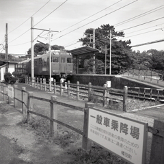 普通・吉良吉田方面への赤い電車