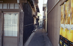 海が近い路地は狭いね。