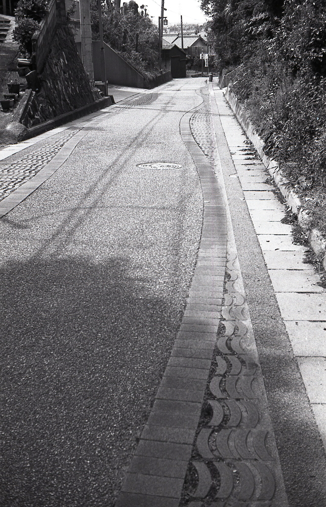 この瓦道を登り下れば高浜駅だ…（汗