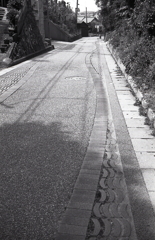 この瓦道を登り下れば高浜駅だ…（汗
