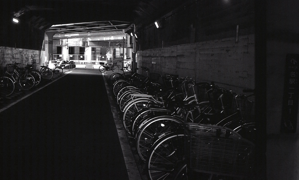 名駅高架下の自転車群