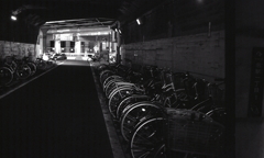 名駅高架下の自転車群