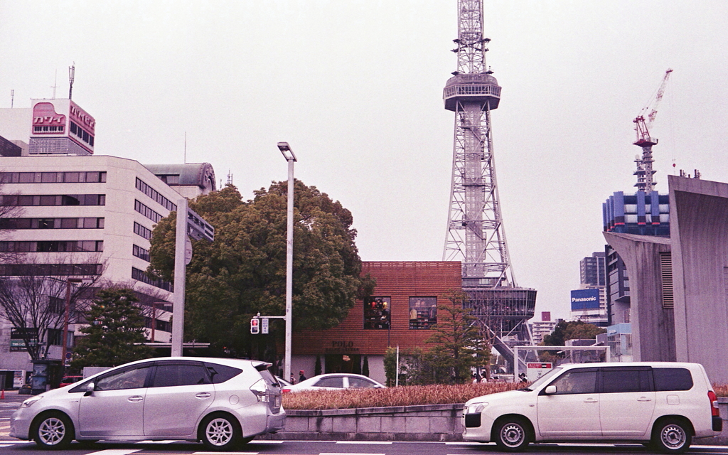 レンガ色のある久屋大通…ふっ、信号待ちです。（笑