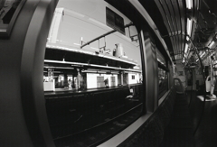 スマホ見る対岸の人々