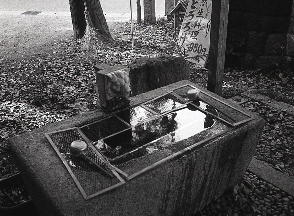 本居宣長ノ宮への手水舎