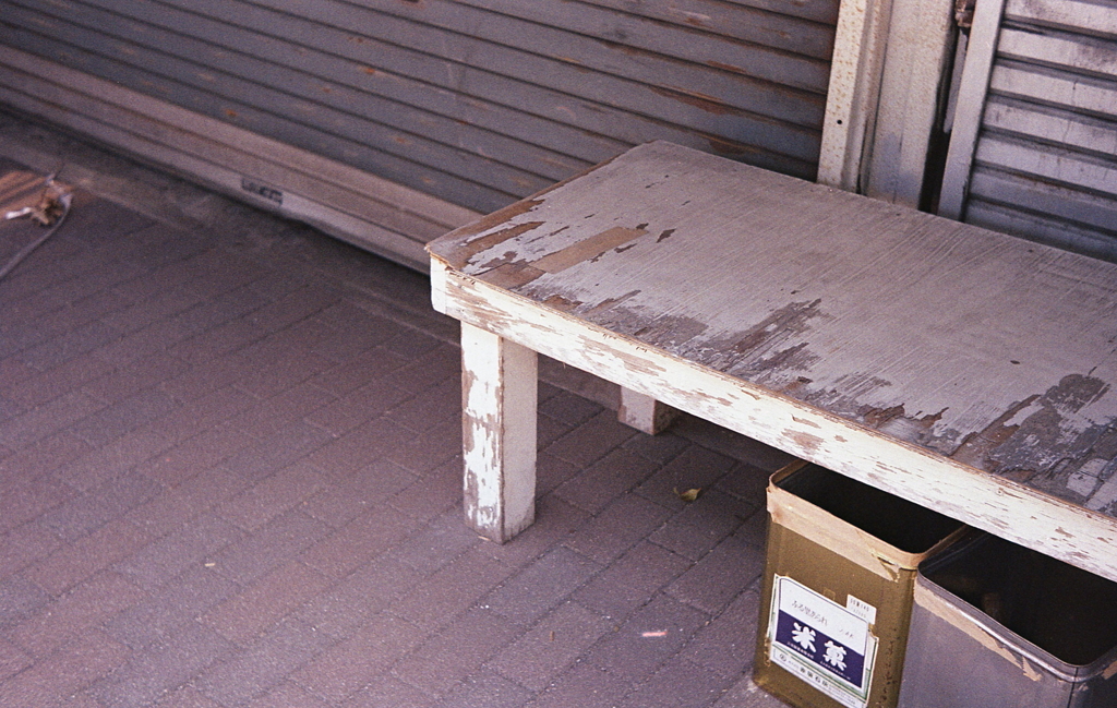 シャッター前に残された木台