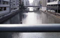 ビルの廻間に新堀川