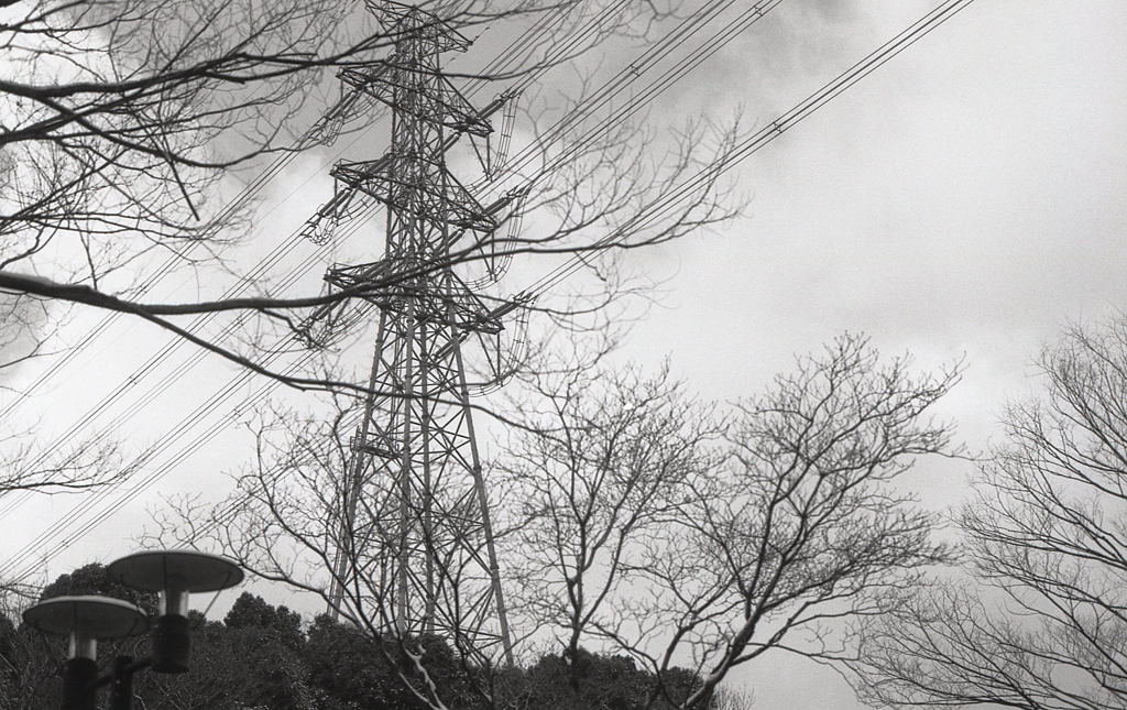 去り行く雪雲と鉄塔