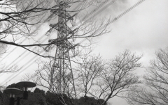 去り行く雪雲と鉄塔