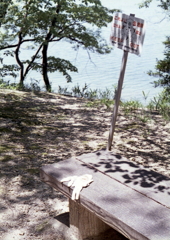 なぜベンチにフィルム用手袋が？（爆