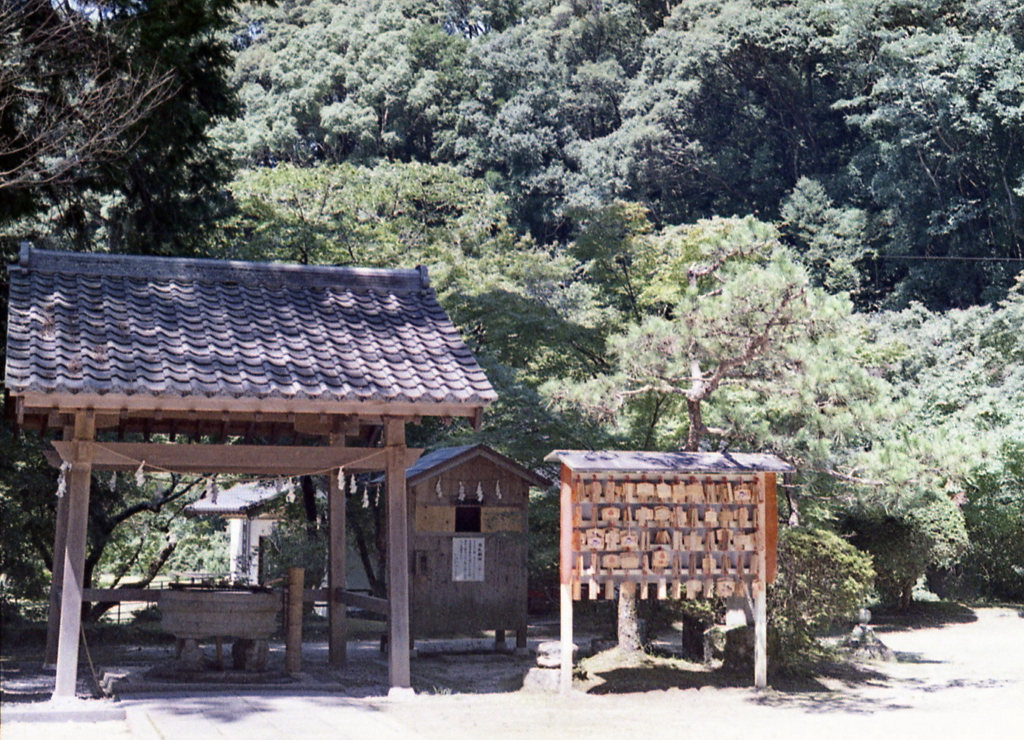 手水舎と絵馬掛け