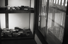 格子窓と陶器類