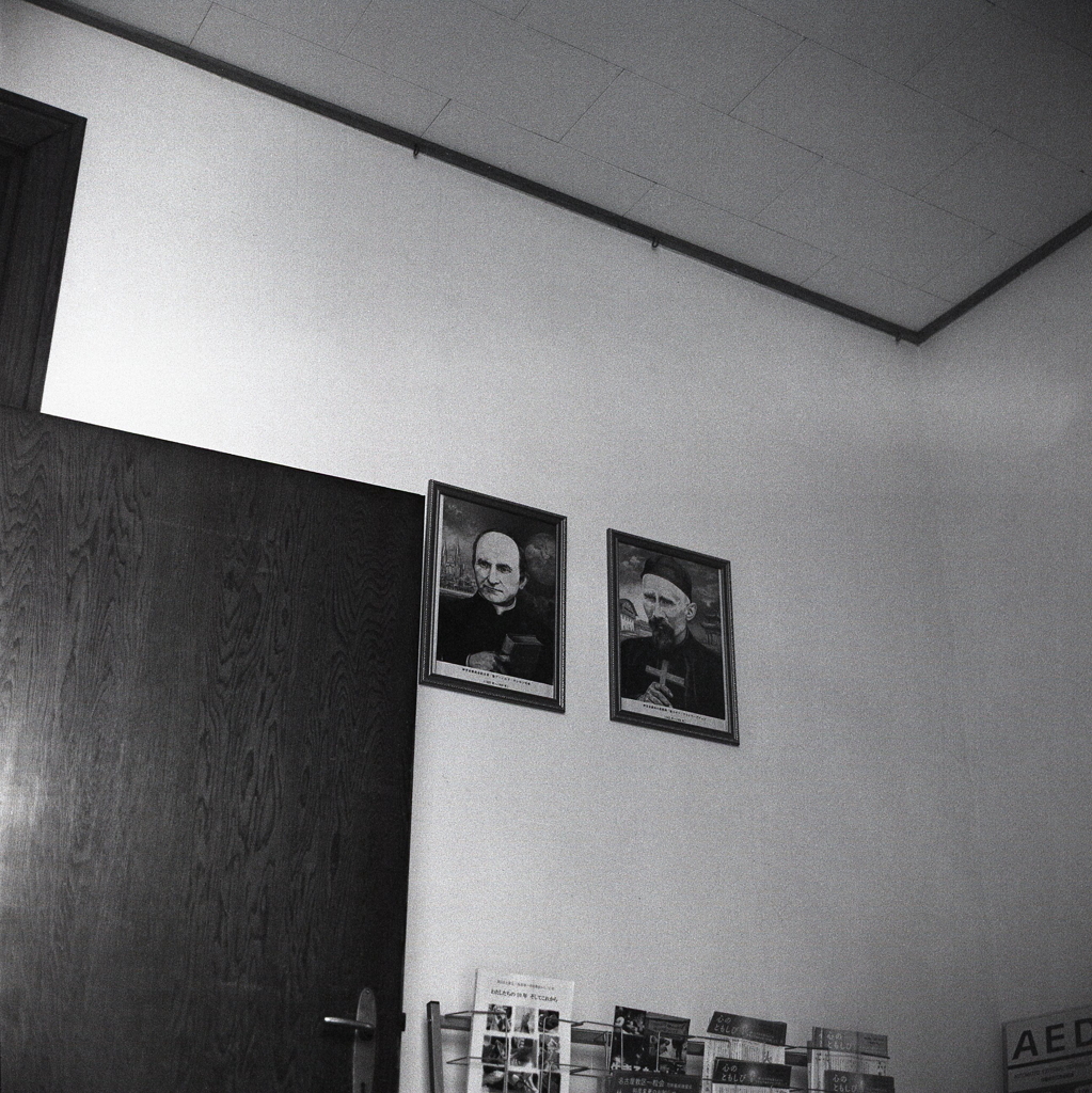 壁に飾られたモノクロ写真