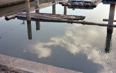 水面の青空と白い雲