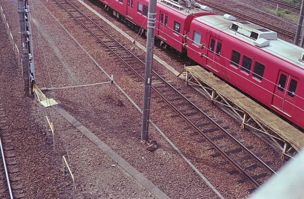 砂利と線路と赤電車