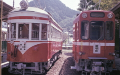 右の電車はナローゲージなのだろうか…