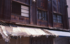 都会の真ん中で朽ち果てゆくもの