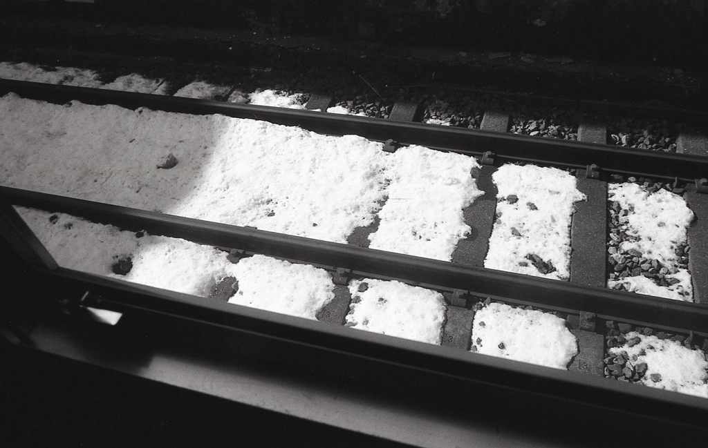 雪のレールを見て…旅してるんだなぁ。（笑