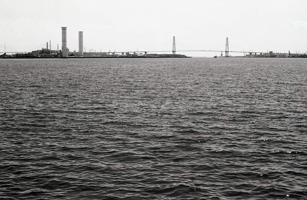 波の向こうに名港トリトン