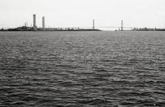 波の向こうに名港トリトン