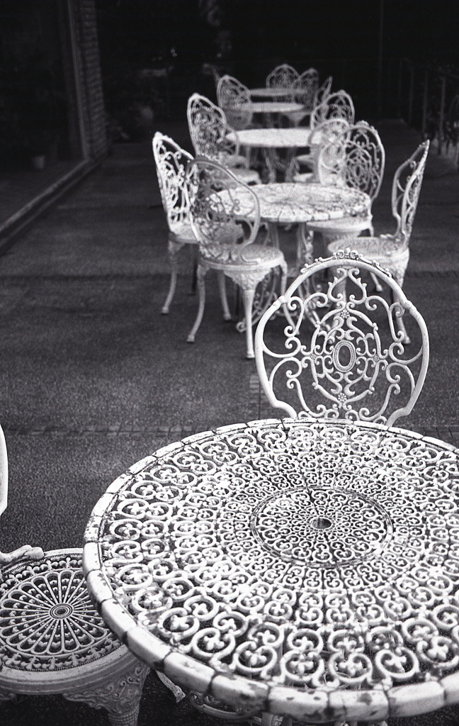 丸いスチールテーブル